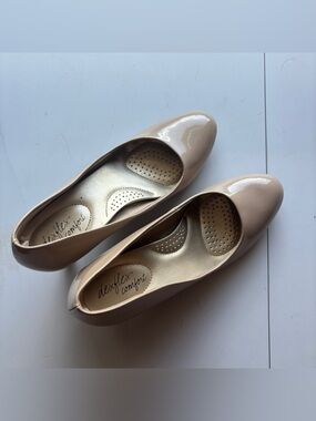 Dexflex Comfort nude heels size 8.5